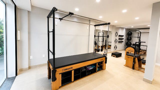 Estúdio de pilates da BioMov com aparelho Cadillac MetaLife