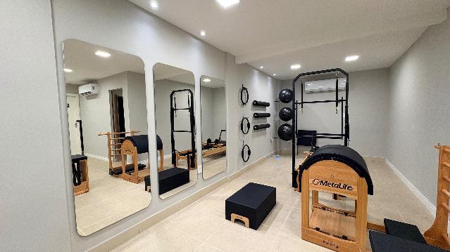 Sala de pilates da BioMov com espelhos de corpo inteiro e aparelhos